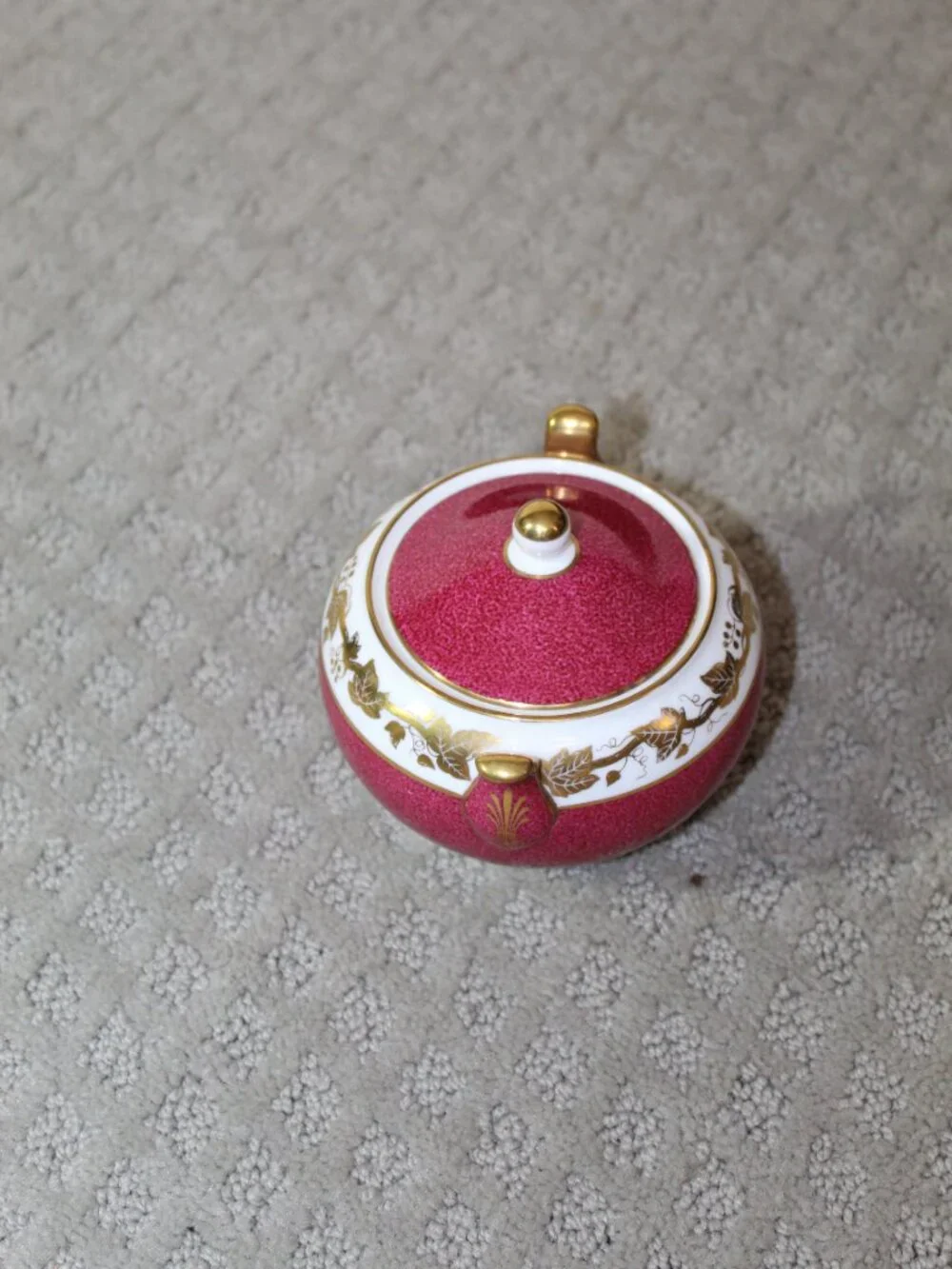 Wedgwood Whitehall W3994 Bone China Powder Ruby Sugar Bowl & Lid